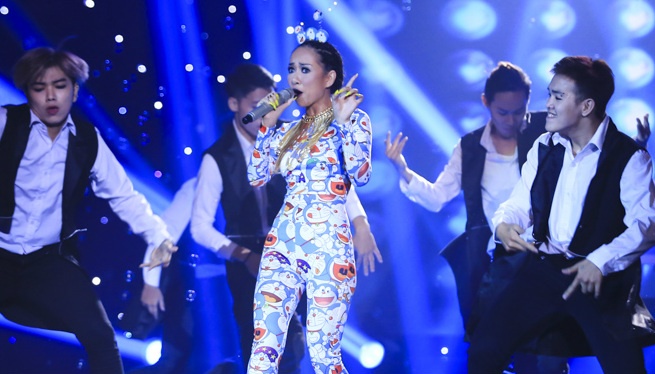 Thao Trang mac doremon hat Fancy hinh anh