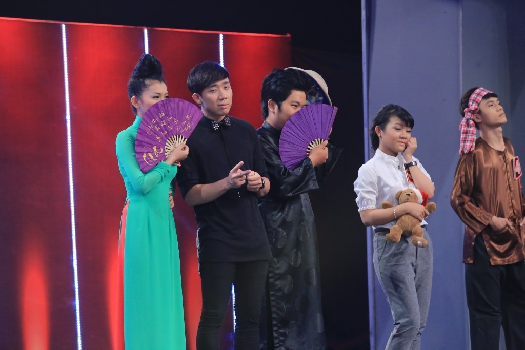 Ở vòng 1, đội nhà Việt Hương – Hoài Linh mở màn tỷ số 1-0 nhờ phát hiện tinh ý của nam danh hài. Hai đội chơi tìm ra người hát dân ca Phú Yên trong số 5 người bí ẩn. Vốn sinh trưởng ở vùng đất này nên Sáu Bảnh dễ dàng vượt mặt đội khách khi chọn đúng nhân vật số 1. 