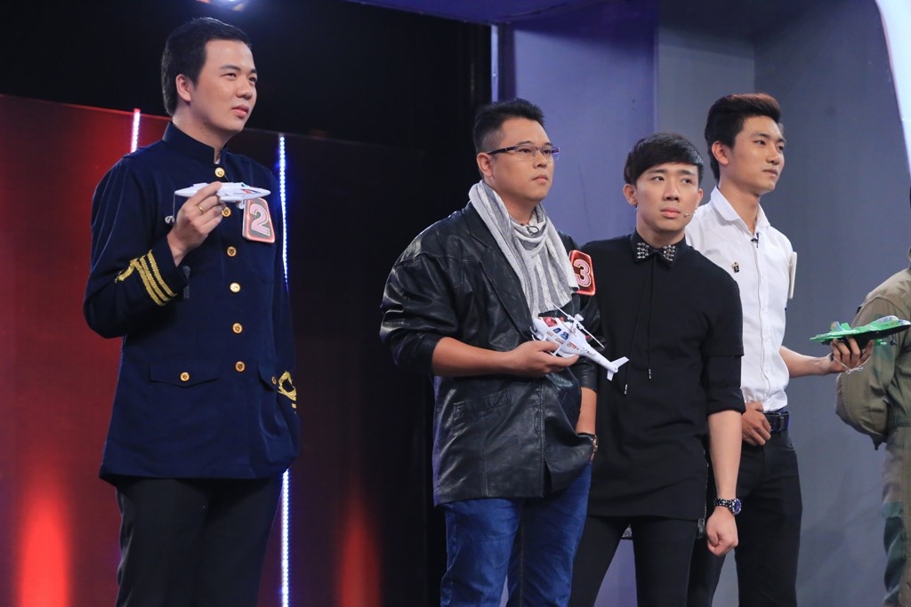 “Máy bay” Việt Hương có cơ hội tiếp cận các phi công đích thực tại vòng 2. Trấn Thành yêu cầu 2 đội chơi tìm ra một phi công trong số 5 người. Không quá khó để cả 2 đội chọn nhân vật số 2. Kết  quả, người bí ẩn là Trần Quang Trí (Cơ phó của hãng Jetstar Pacific). 