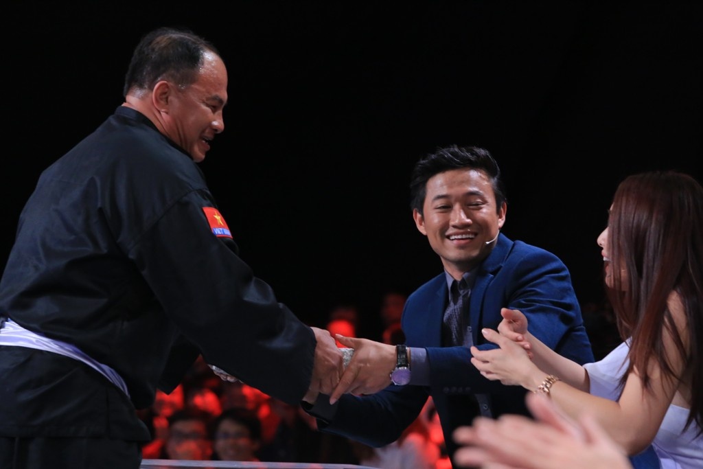 Quý Bình cân bằng tỷ số ở vòng 3 khi tìm ra người đập vỡ tảng đá trên đầu. Trong khi đội nhà chọn nhân vật số 4 thì đội khách đưa ra đáp án là người số 1. Nam diễn viên Quả tim máu giải thích lựa chọn của mình: “Một người được trui rèn cả thời gian dài với đá thì chắc chắn họ cứng cáp, khắc khổ”.