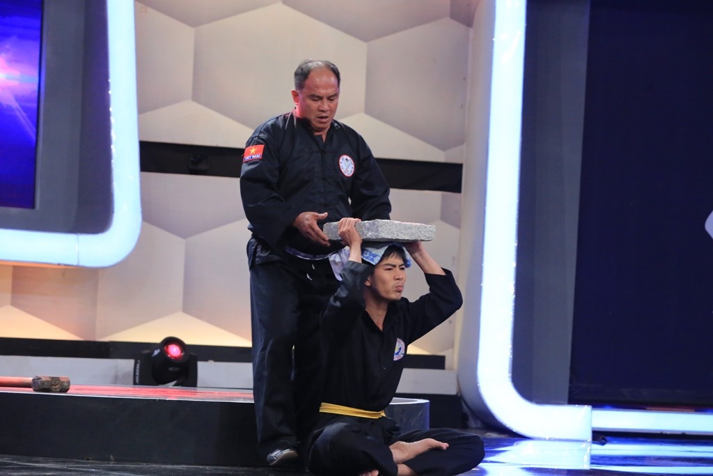 Kết quả, người bí ẩn là nhân vật số 1, Hoàng Ngọc Thái. Vốn là sinh viên nhưng vì mưu sinh, anh đã chọn công việc nguy hiểm để có tiền trang trải việc học. Ngọc Thái là học trò của võ sĩ Nguyễn Kim Tuấn, người từng xuất hiện ấn tượng tại Người bí ẩn với khả năng dùng mắt kéo xe. Ngay sau đó là phần biểu diễn rùng rợn của thầy trò Ngọc Thái. 