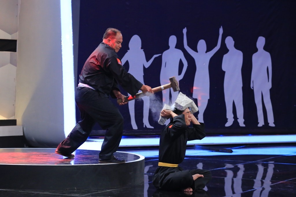 Ngay sau đó là phần biểu diễn rùng rợn của thầy trò Ngọc Thái. Võ sư Kim Tuấn dùng búa đập làm vỡ tung viên đá trên đầu học trò.