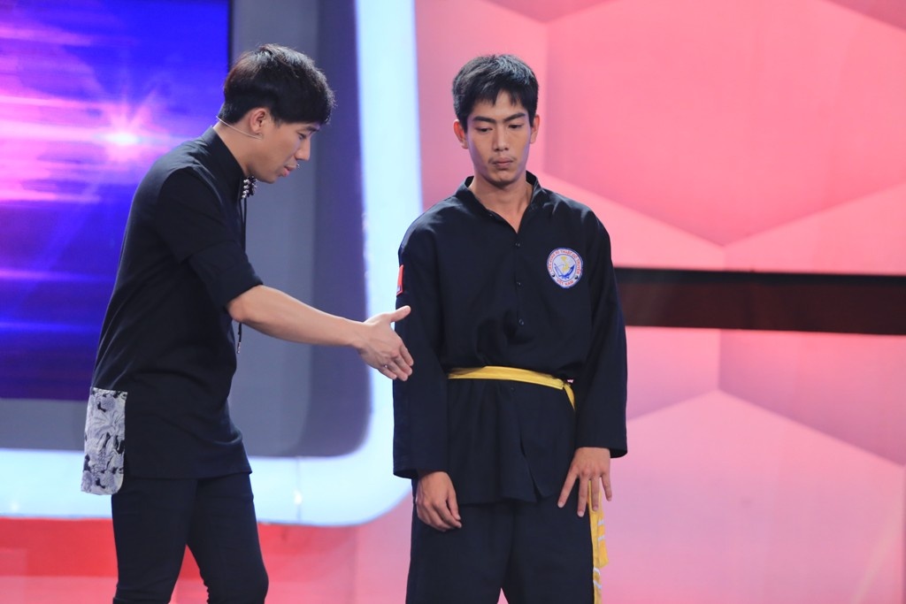 Việt Hương và Hoài Linh căng thẳng đến mức phải chắp tay cầu nguyện cho chàng sinh viên nghèo. Trấn Thành và Anh Thư nhắm mắt, không dám theo dõi tiết mục nguy hiểm. Anh liên tục cảnh báo khán giả không được thử tại nhà.