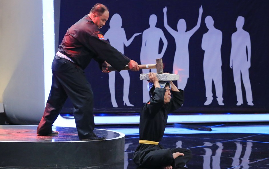 Sieu nhan dap vo tang da xanh tren dau hinh anh