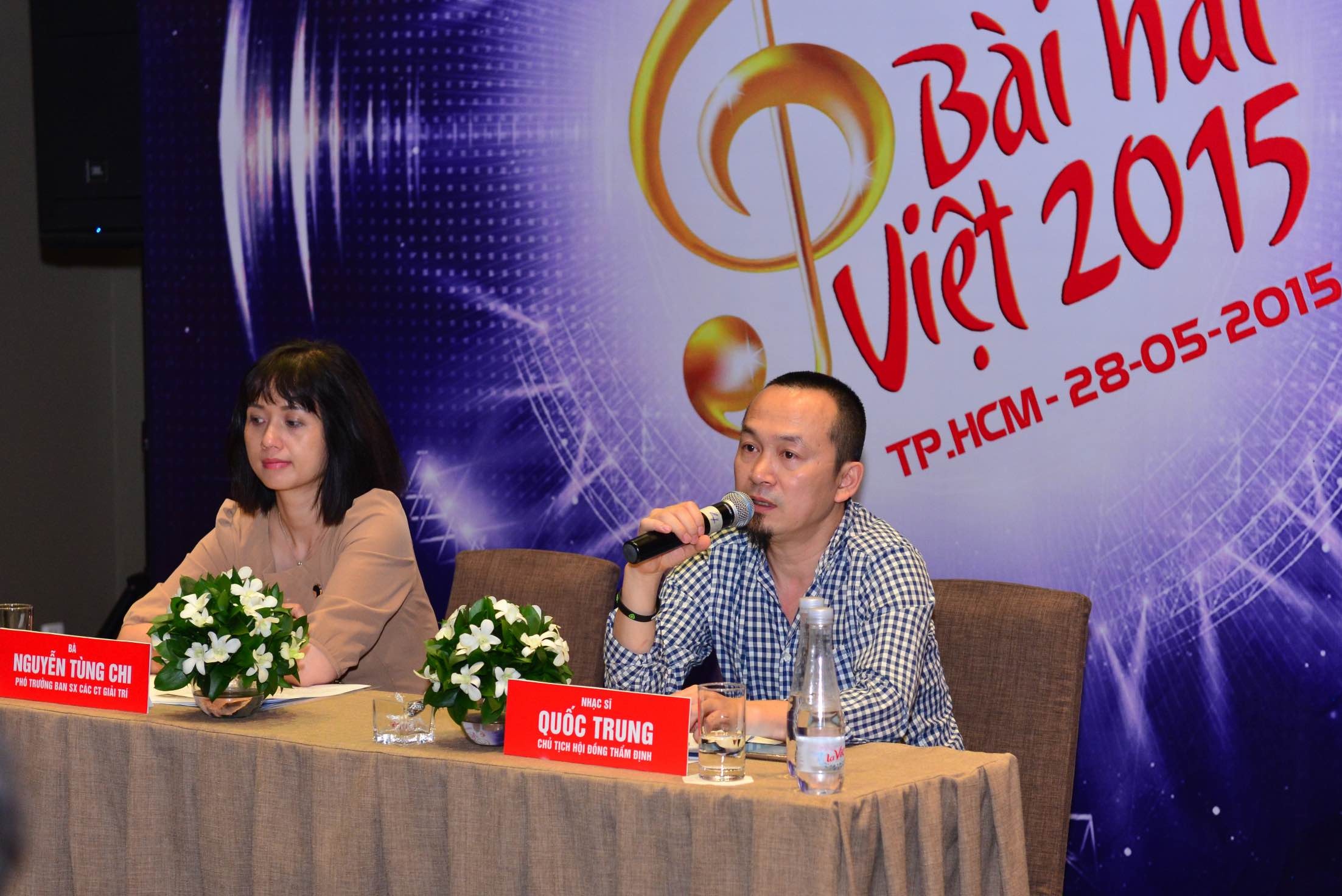 Quốc Trung và Tùng Chi trả lời báo chí.