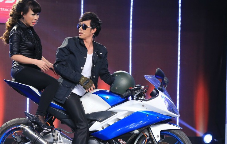 Hoai Linh mac sanh dieu cuoi moto du do Viet Huong hinh anh