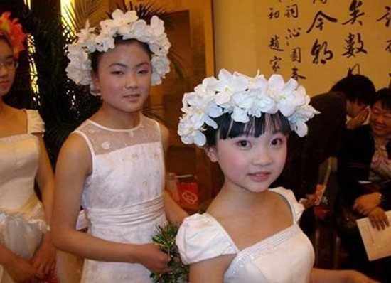 Tuy nhiên, sự nổi tiếng quá sớm cũng khiến Lâm Diệu Khả vướng vào nhiều tai tiếng không hay. Cô bé từng bị nghi nâng ngực, bị chê già dặn trước tuổi hay bị đồn nhận thù lao “khủng” để đi dự tiệc rượu người lớn.