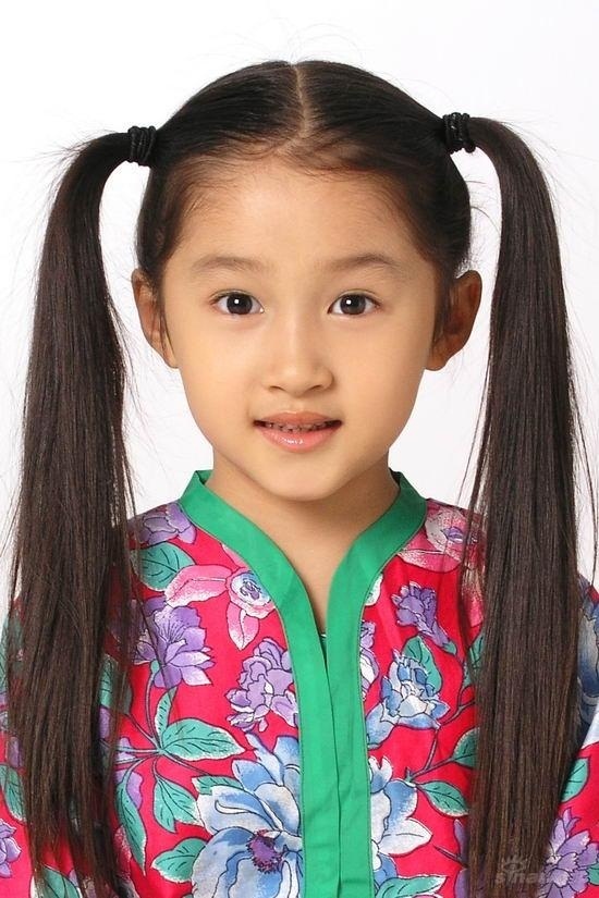 Quan Hiểu Đồng: sinh ngày: 17/09/1997. Lớn lên trong gia đình giàu truyền thống nghệ thuật, Quan Hiểu Đồng bén duyên điện ảnh khi mới 4 tuổi. 4 năm sau, cô bé nổi đình nổi đám nhờ tham gia bộ phim Vô Cực của đạo diễn Trần Khải Ca. Ngôi sao nhí này tiếp tục khẳng định khả năng diễn xuất với các bộ phim Công chúa Đại Lý, Họa bì 2…