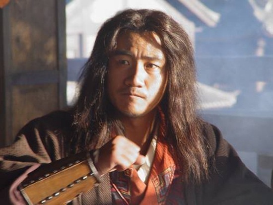 Không phụ kỳ vọng của Trương Kỷ Trung, Hồ Quân thể hiện rất tốt vai diễn được giao. Anh đã lột tả được sự dững mãnh, khí chất anh hùng nghĩa hiệp của nhân vật Tiêu Phong. Hồ Quân cũng chính là diễn viên thể hiện vai Tiêu Phong được nhà văn Kim Dung đánh giá cao nhất.