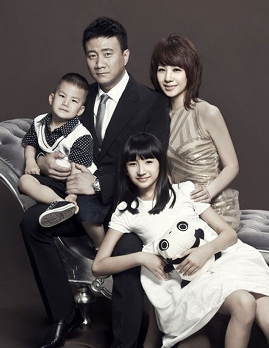 Hồ Quân hiện nay vẫn là diễn viên thực lực được nhiều đạo diễn tin tưởng. Bên cạnh sự nghiệp thành công, anh còn ghi điểm trong lòng công chúng với hình tượng người chồng, người cha tốt. Hồ Quân kết hôn với diễn viên Lư Phương năm 1999 và hai người có với nhau 2 con xinh xắn.