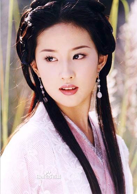 Lưu Diệc Phi – Vương Ngữ Yên: Lưu Diệc Phi có  vẻ đẹp trong sáng, thánh thiện, hoàn toàn phù hợp với hình tượng nhân vật Vương Ngữ Yên trong Thiên long bát bộ. Lợi thế về ngoại hình đã bù đắp lại sự non nớt trong diễn xuất của Lưu Diệc Phi. Nhờ đó, cô được đánh giá là một trong những diễn viên thể hiện vai Vương Ngữ Yên thành công nhất.