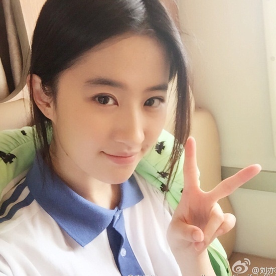 Dù  diễn xuất của Lưu Diệc Phi còn gây nhiều tranh cãi nhưng không thể phủ nhận rằng cô là một trong những nữ diễn viên Hoa ngữ đắt giá và được săn đón nhất hiện nay. Mỗi năm Lưu Diệc Phi đều có từ 2 đến 3 bộ phim điện ảnh ra mắt. Người đẹp đang tham gia dự án phim chuyển thể Hóa ra anh vẫn ở đây.