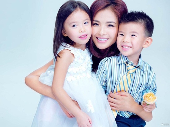 Sau đó, cô lần lượt hạ sinh một bé gái và một bé trai vào tháng 6/2008 và tháng 9/2009. Sau khi Lưu Đào sinh con thứ hai, Vương Kha kinh doanh thua lỗ rồi phá sản, lâm vào cảnh nợ nần. Để vực dậy gia đình, Lưu Đào nhanh chóng trở lại làm việc. Cô tích cực nhận lời đóng phim và quay quảng cáo.