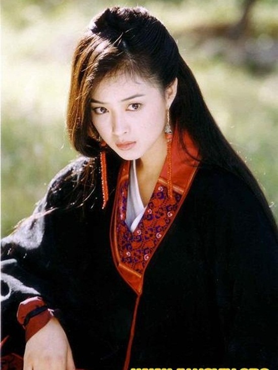 Tưởng Hân – Mộc Uyển Thanh: Tưởng Hân đóng phim từ khi lên 8 tuổi nhưng mãi đến vai Mộc Uyển Thanh trong Thiên long bát bộ, cô mới thực sự được khán giả chú ý. Người đẹp sinh năm 1983 lôi cuốn người xem với diễn xuất sinh động, có hồn.