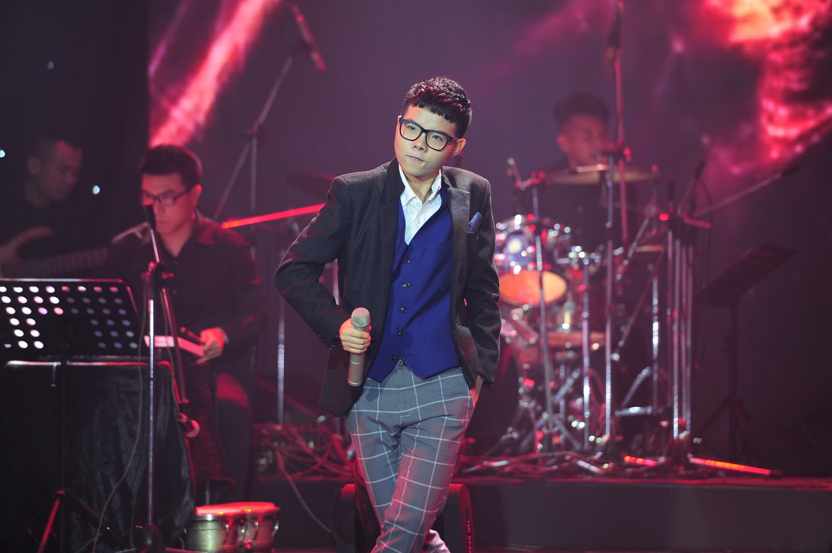 Live show Bài hát Việt 2015 vừa diễn ra tối 29/5 khai thác chất trẻ của những tác giả mới. Sáu ca khúc dự thi là những câu chuyện tình yêu nhẹ nhàng như thông điệp của chính giới trẻ. Sau quá trình làm việc, Hội đồng thẩm định quyết định trao giải thưởng Bài hát của tháng cho ca khúc Phai của ca sĩ – nhạc sĩ Vũ Cát Tường. 