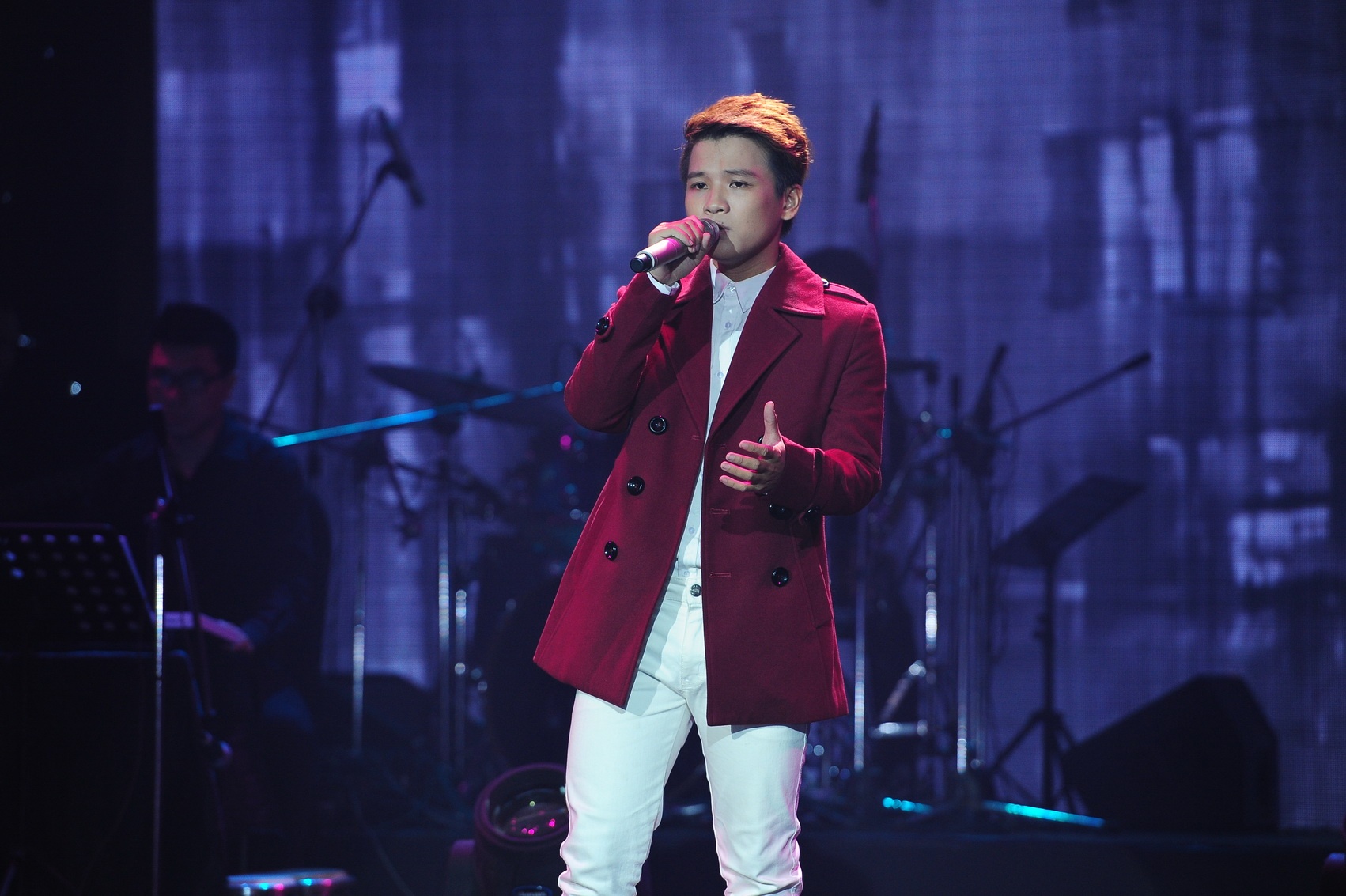 Phạm Đình Thái Ngân của X Factor khiến người nghe nổi da gà với phần thể hiện da diết ca khúc Lạ - - một sáng tác của  nhạc sĩ trẻ Đạt Nguyễn. Lạ nói về chuyện tình yêu đã kết thúc từ lâu của một cặp đôi trai gái. Do vậy khi quay trở lại con đường quen thuộc năm xưa, cả hai đều thấy mọi sự tan biến mất chỉ còn lại sự xa lạ của cảnh vật và lòng người.