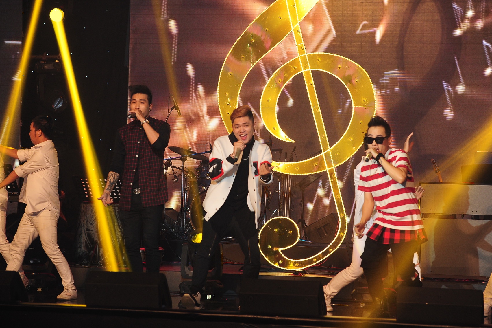 PB Nation mở đầu live show với ca khúc sôi động, làm nóng trường quay