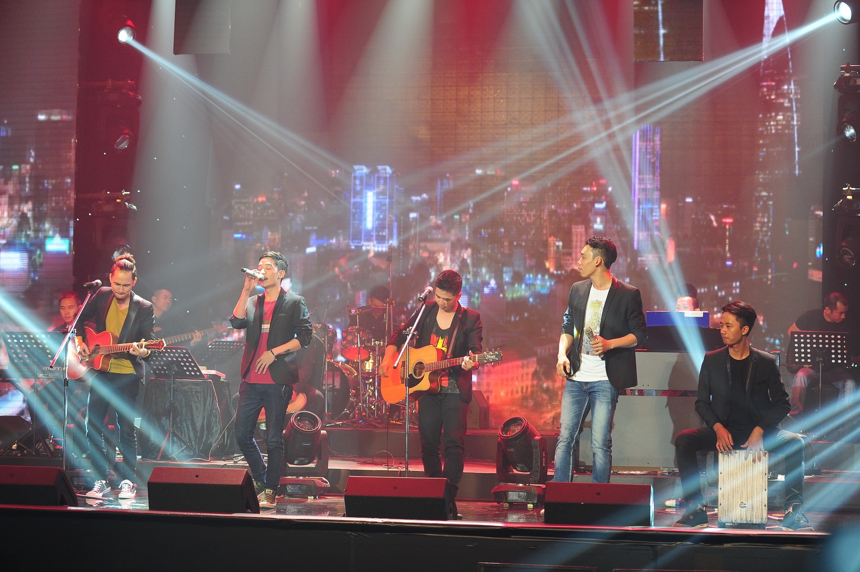 Nhóm The Zoo – Nhân tố bí ẩn đã mang đến không khí vui tươi, trẻ trung qua ca khúc Sài gòn tôi yêu của tác giả Đoàn Nhược Quý. Ca khúc này nói về tình cảm của người con sinh ra và lớn lên tại mảnh đất Sài Gòn này với nhiều kỷ niệm. 