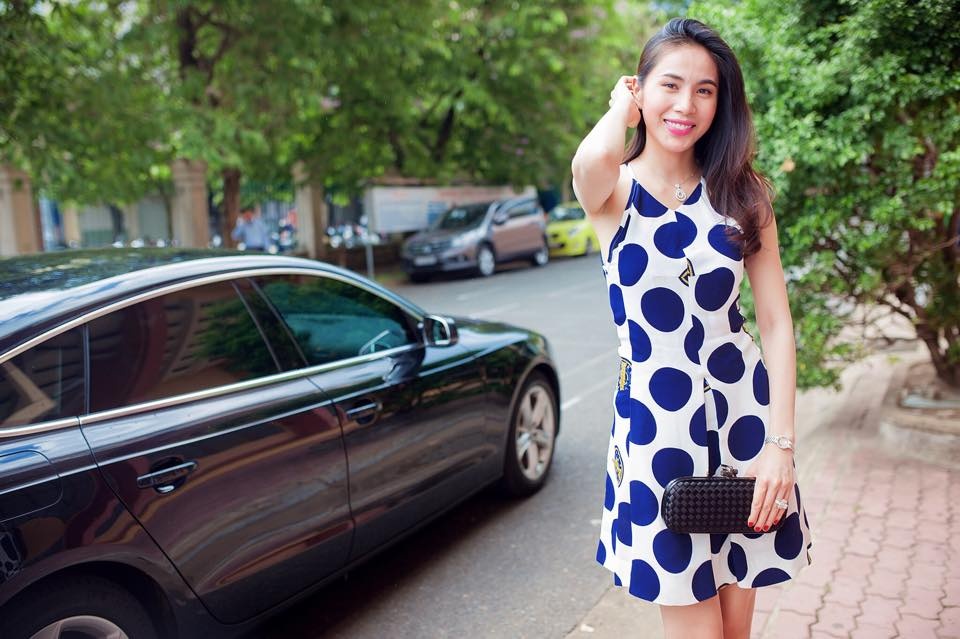 Thuy Tien dien cay do hieu 1,5 ty di cham thi hinh anh