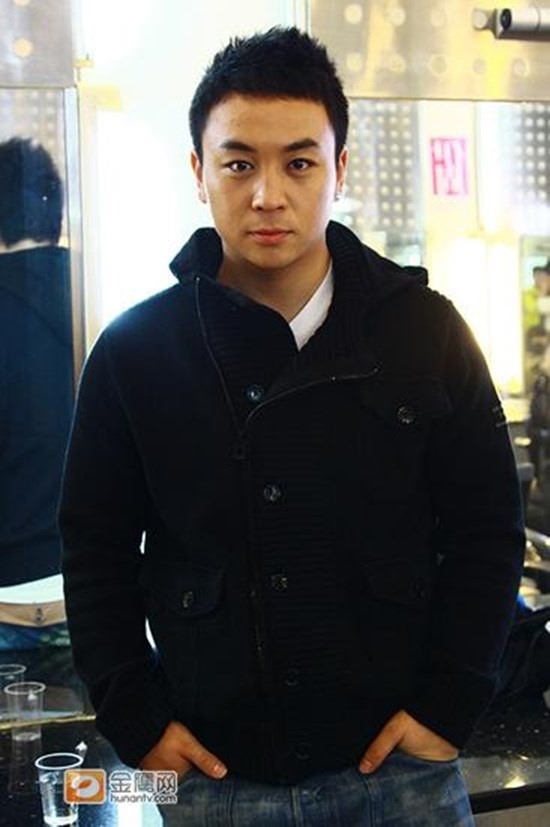 Khi vào tuổi trưởng thành, Thích Tiểu Long có sự thay đổi lớn về diện mạo khi ngày càng phát tướng. Hơn nữa, cậu cũng không có vai diễn đột phá nên danh tiếng cũng dần đi xuống.