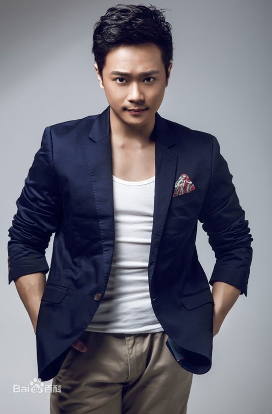 Khác với Thích Tiểu Long, Tào Tuấn càng lớn càng điển trai. Tuy nhiên, sự nghiệp đóng phim của cậu ngày càng đi xuống.