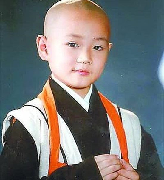 2. Tào Tuấn: Tào Tuấn học võ từ nhỏ và trở nên nổi đình nổi đám với vai Khai Tâm trong bộ phim truyền hình Chân mệnh Tiểu hòa thượng. Gương mặt lanh lợi, dễ thương cùng diễn xuất tự nhiên của cậu