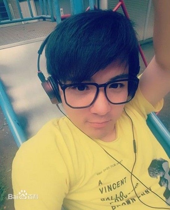 Mạnh Trí Siêu năm nay 28 tuổi và đã tốt nghiệp Học viện hí kịch Thượng Hải. Tuy nhiên, đã rất lâu rồi cậu chưa có vai diễn mới.