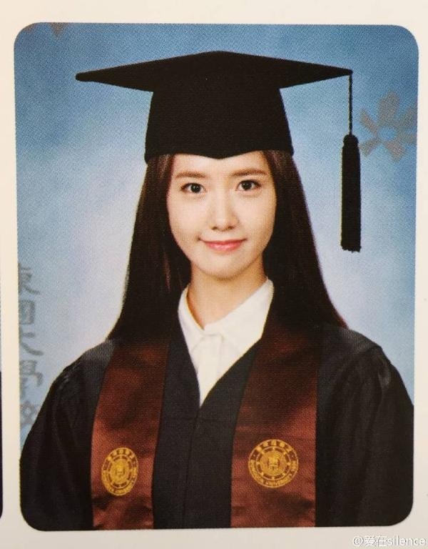 Yoona và Seohuyn là hai thành viên ít ỏi mới tốt nghiệp đại học trong thời gian vừa qua. Mặc dù là 2 thành viên trẻ tuổi nhất và với lịch làm việc dày đặc song 2 cô gái này lại tốt nghiệp trước các đàn chị của mình.