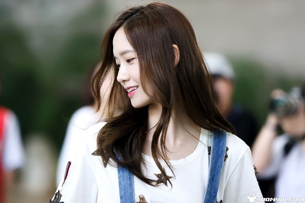Đừng để ngoại hình trong sáng của Yoona đánh lừa bạn. Khi còn là học sinh tiểu học cô là một tay chơi bài rất giỏi và thường xuyên đến nhà bạn để đánh bài Gostop. Bên cạnh đó, lúc nhỏ, cô cũng có một sở thích vô cùng kỳ lạ là rình mò nhà vệ sinh nam. Điều này được chính bạn thân của Yoona tiết lộ.
