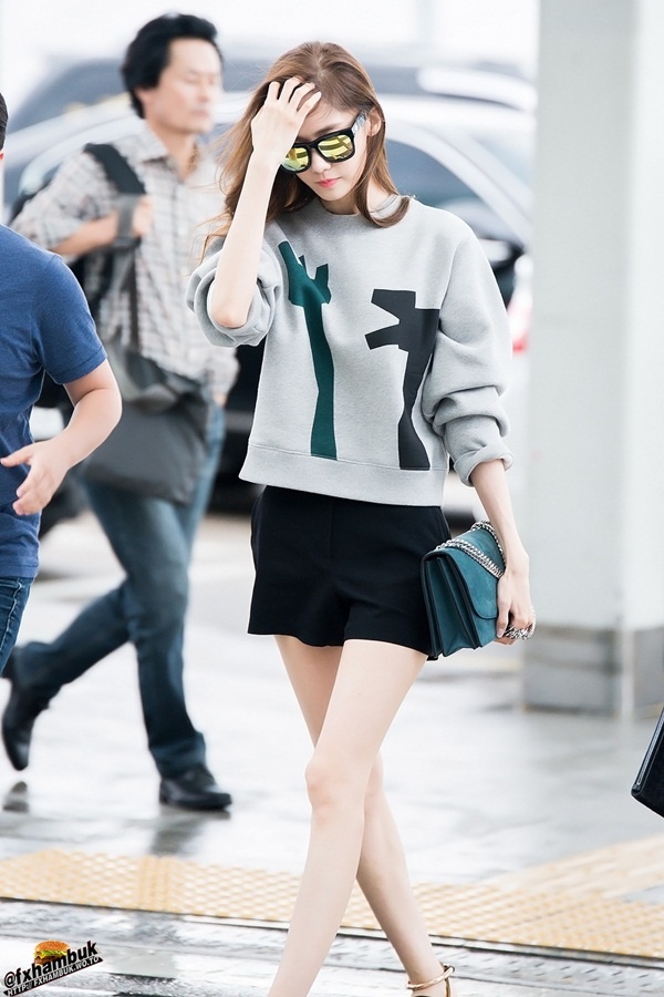 Yoona nói rằng bộ phận trên cơ thể khiến cô mất tự tin nhất chính là bàn chân. Cô nói cô có bàn chân khá to nên rất ngại đi chân trần để khoe đôi chân của mình. Bên cạnh đó, khi được hỏi bộ phận nào trên cơ thể mà Yoona thích nhất, cô ấy đã trả lời là bạn tay của mình. Chính cô cũng chia sẻ là, cô chỉ mới chú ý và nghĩ rằng bàn tay mình đẹp từ sau khi debut thôi.