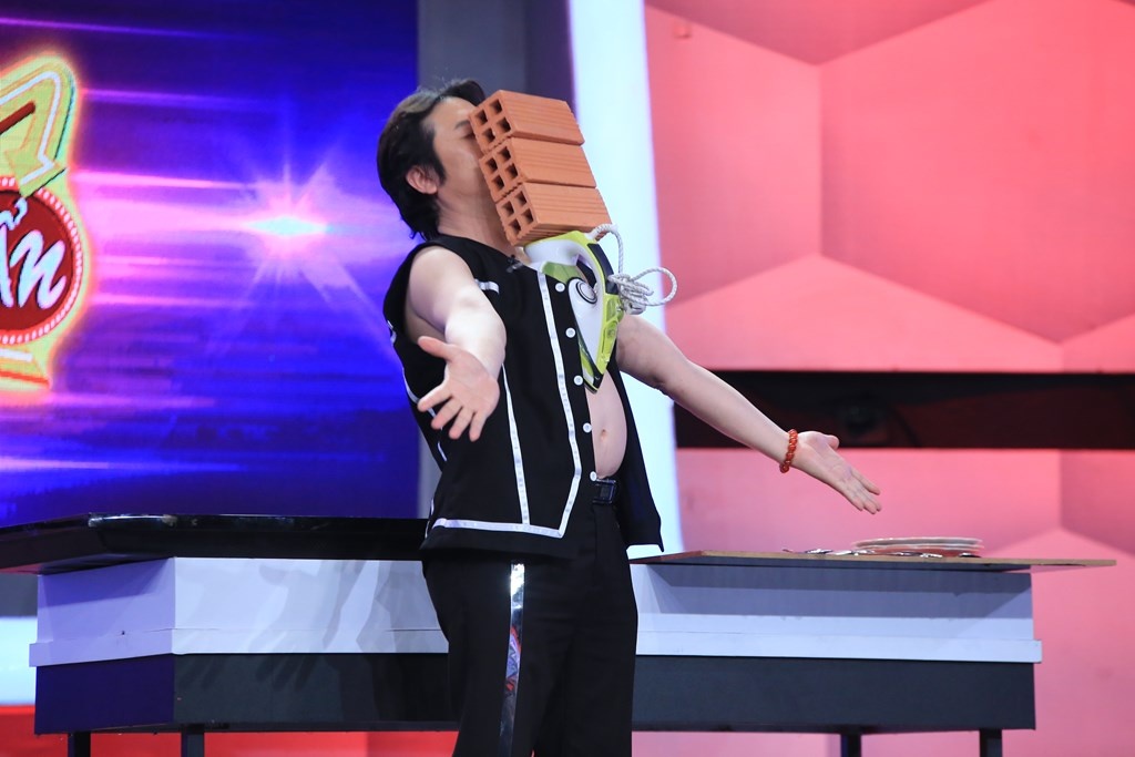 Huấn luyện viên cảm xạ học Tạ Quang Thành phô diễn khả năng hút đồ vật trong sự kinh ngạc của vợ chồng Sáu Bảnh, Trấn Thành và khách mời. Những vật dụng như muỗng, dĩa, tấm ván gỗ, tivi… đều dính chặt trên cơ thể của anh.