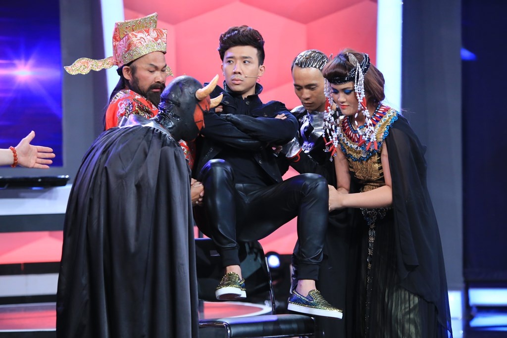 Không những thế, anh còn có khả năng làm giảm trọng lượng của danh hài Việt Hương và MC Trấn Thành, để 4 người trong nhóm bí ẩn dùng 2 ngón tay nhấc bỗng 2 nghệ sĩ.