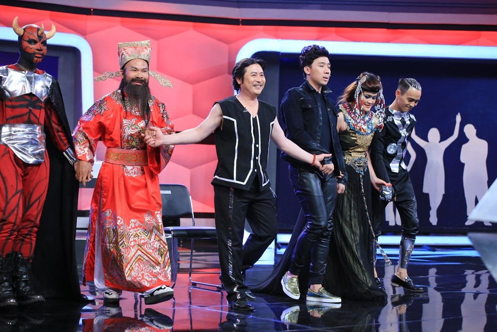 Ở vòng 2, để tìm ra người hút đồ vật, hai đội chơi tinh ý phát hiện ra nhân vật số 4. Trong khi Ngọc Diệp dựa vào tâm linh thì Huy Khánh cảm nhận được sự chuyên nghiệp của người này. Kết quả 2-1 nghiêng về đội khách.