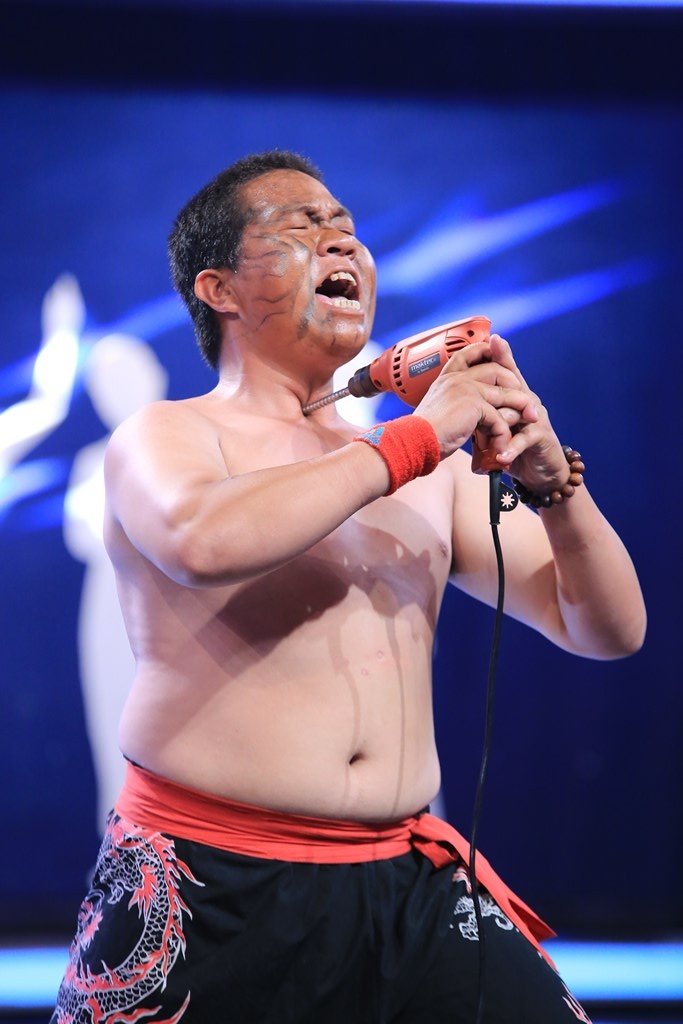 Huy Khánh cũng lo lắng nên không dám khoan vào yết hầu. Võ sư tự tay thực hiện cảnh nguy hiểm này làm Việt Hương và Ngọc Diệp thót tim.