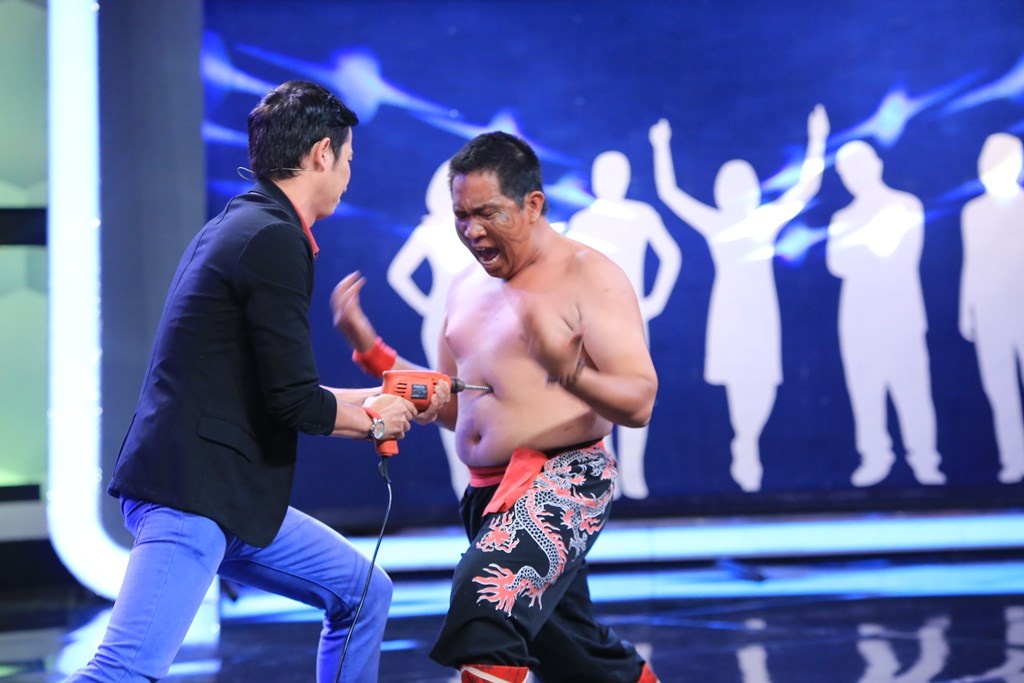 Việt Hương từ chối lời đề nghị hỗ trợ cho anh biểu diễn và nhờ Huy Khánh. Các nghệ sĩ liên tục la hét và ra dấu hiệu dừng lại khi anh khoan thẳng vào yết hầu, bụng và lưng. 