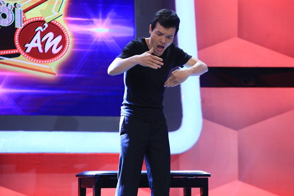 Ở vòng 4, để tìm ra nghệ sĩ kịch câm, một lần nữa vợ chồng Sáu Bảnh thất bại dưới tay Huy Khánh. Đội khách chọn số 4 trong khi đội nhà chọn nhân vật số 2. Hoài Linh vốn tinh tường nhưng những tiểu tiết lần này đã khiến anh chọn sai. Người bí ẩn số 4 – diễn viên kịch câm Hoàng Tùng đến từ Nhà hát Tuổi trẻ Việt Nam. 