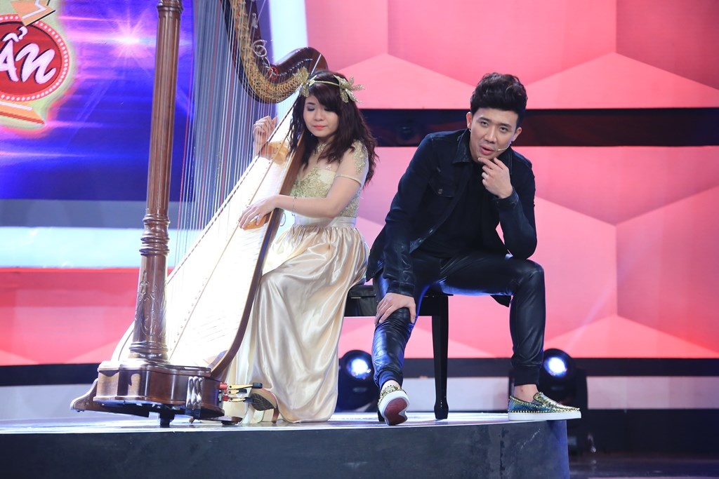 Ở vòng cuối, hai khách mời tiếp tục vượt lên khi chọn đúng nghệ sĩ đàn hạc. Mỹ nam phim Cô dâu đại chiến có khá nhiều kinh nghiệm và tinh ý đoán ra nhân vật số 4. Việt Hương tiết lộ, cô phân vân người số 6 nhưng thấy Huy Khánh chọn số 4 nên cô quyết định bấm theo. Kết quả người bí ẩn là số 4 – Phạm Vũ Ái Linh.