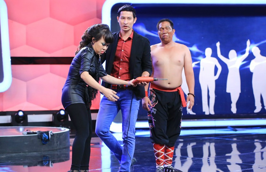 Viet Huong so dung khoan dam vao lung nguoi bi an hinh anh