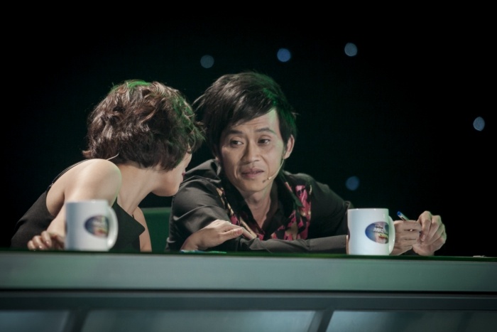 Hoài Linh động viên nam ca sĩ.