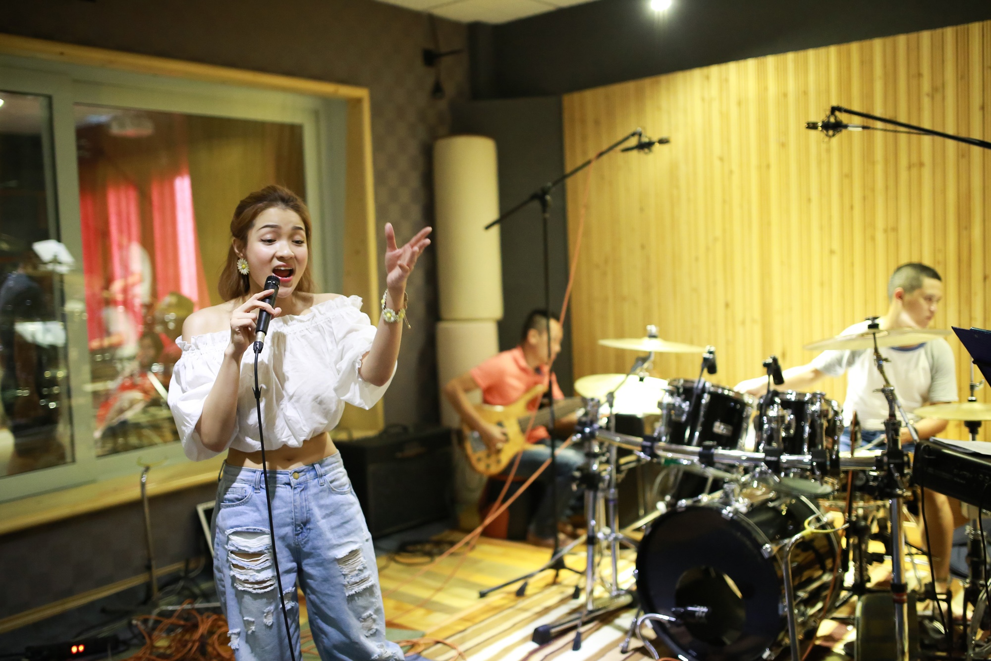 Khi Huỳnh Minh Thủy có mặt cùng 9 ca sĩ chuyên nghiệp trong chương trình Tuyệt đỉnh tranh tài, rất nhiều người lo ngại về khả năng ca hát của người đẹp. Bản thân giám khảo Phương Uyên cũng từng rất ngạc nhiên về sự xuất hiện của hot girl đình đám một thời ở sân chơi của những người đã có tên tuổi.