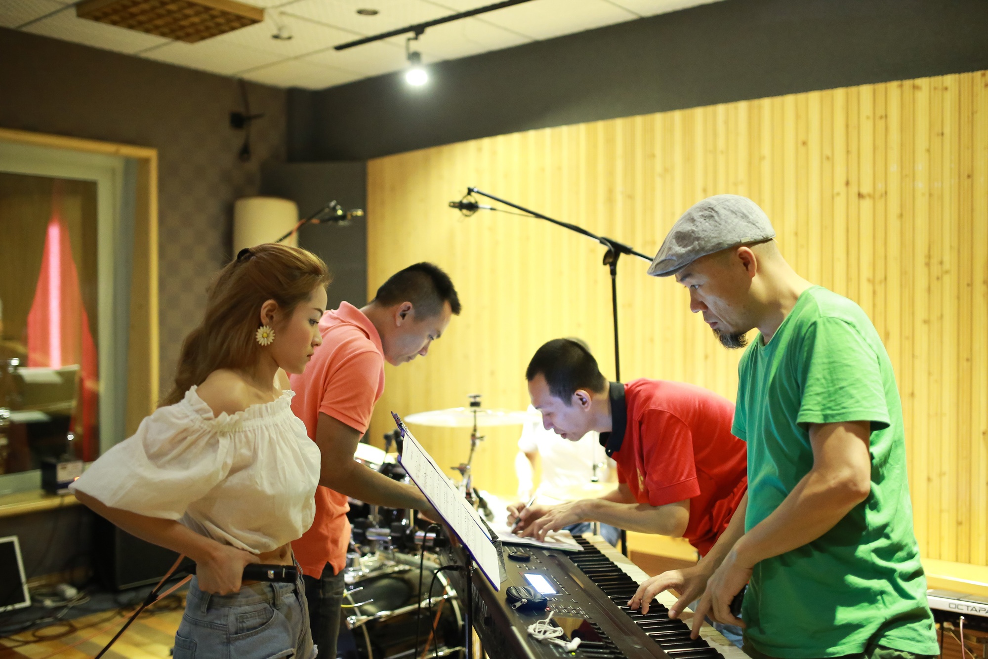 Sau nhiều đêm thi, Hồng Nhung và Phương Uyên đều khẳng định Huỳnh Minh Thủy là ca sĩ có triển vọng và đủ tố chất để thành ca sĩ giải trí.