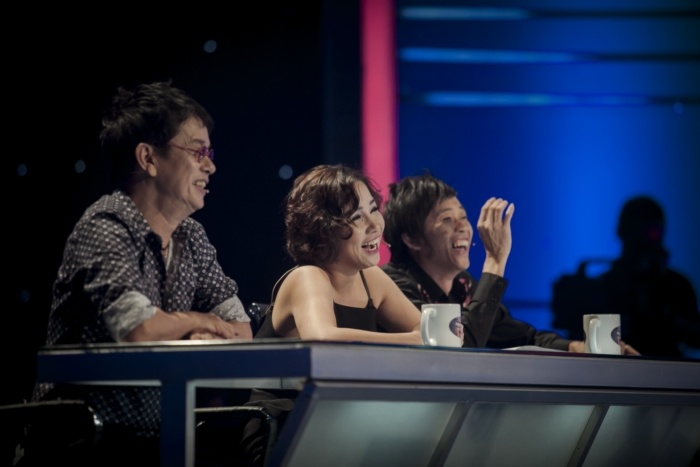 Nhạc sĩ Đức Huy cười sảng khoái phát biểu: “Cảm ơn bạn cho tôi một trải nghiệm tuyệt vời, lần đầu tiên tôi thấy một người kín từ đầu đến chân mà vẫn quyến rũ. Tôi chẳng hiểu bạn hát gì đâu nhưng bạn đã làm chúng tôi phát điên vì bạn”. Mỹ Linh hào hứng nhận xét: “Đằng sau con người hay pha trò này là một Khương Ngọc rất thông minh, nhạy bén và giàu cảm xúc”.