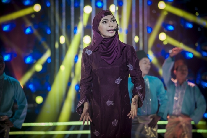 Tập 8 Gương mặt thân quen phát sóng tối 6/6 đầy đủ những cung bậc cảm xúc. Trong đó Khương Ngọc tạo ra “thảm cảnh” khiến ban giám khảo và khán giả cười no nê, sặc sụa với màn giả gái “độc nhất vô nhị”. Nam diễn viên cá tính hóa thành nữ ca sĩ Indonesia: Ira Maya Sopha trong ca khúc Si Jantung Hati.