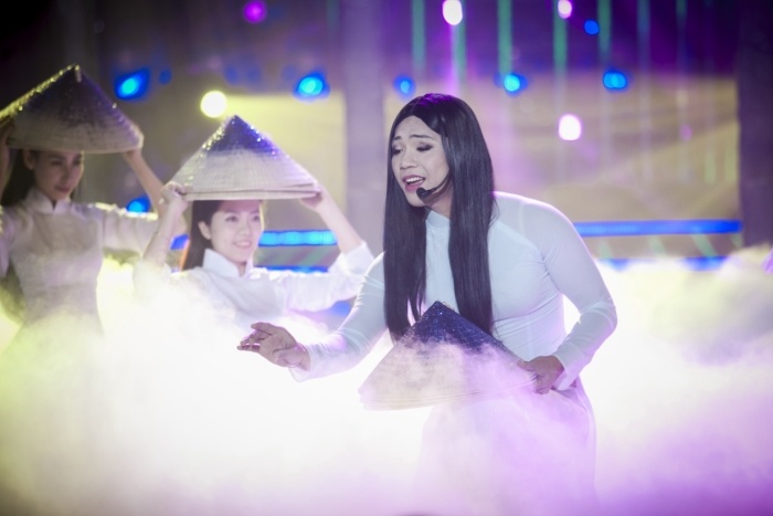 Hoài Linh nhận xét: “Không phải ai cũng hát được giọng Huế. Vân Khánh là một nghệ sĩ hiếm hoi thể hiện được chất ngọt ngào của người xứ Huế. Mai Quốc Việt cũng đã bắt chước được điều đó”. Mỹ Linh khen ngợi: “Bạn đã thể hiện được đúng cách ngân đặc trưng trong giọng hát của Vân Khánh. Ban giám khảo rất đau đầu vì đây cũng là một tiết mục hay”.