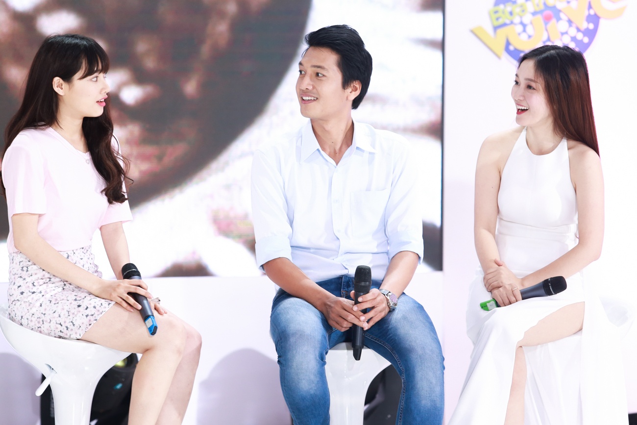 “Đôi khi tôi cứ ngỡ đó là câu chuyện cuộc đời vì những chuyện nghề đằng sau ánh đèn nó phảng phất bóng dáng của người nghệ sĩ chúng tôi”, nữ ca sĩ cá tính tiết lộ thêm.