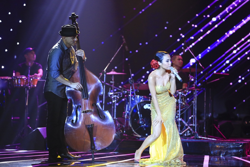 Thái Trinh chọn Fly me to the moon cho jazz và bộc lộ sự trưởng thành từ ngoại hình đến giọng hát. Hồng Nhung khen ngợi hình ảnh dễ thương của nữ ca sĩ trẻ. “Em hát tiếng Anh rất tự nhiên và có hồn. Đây là sở trường của em. Tôi nghĩ đây là cách rất  hay khi để 2 bài hát đi cùng với nhau, 2 sắc thái rất khác nhau nhưng em đã trình bày đúng”.