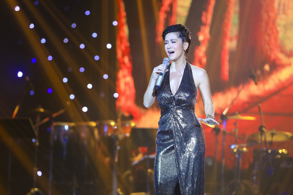 Hồng Nhung nồng nàn với Hạ Trắng của Trịnh Công Sơn được phối theo phong cách Jazz