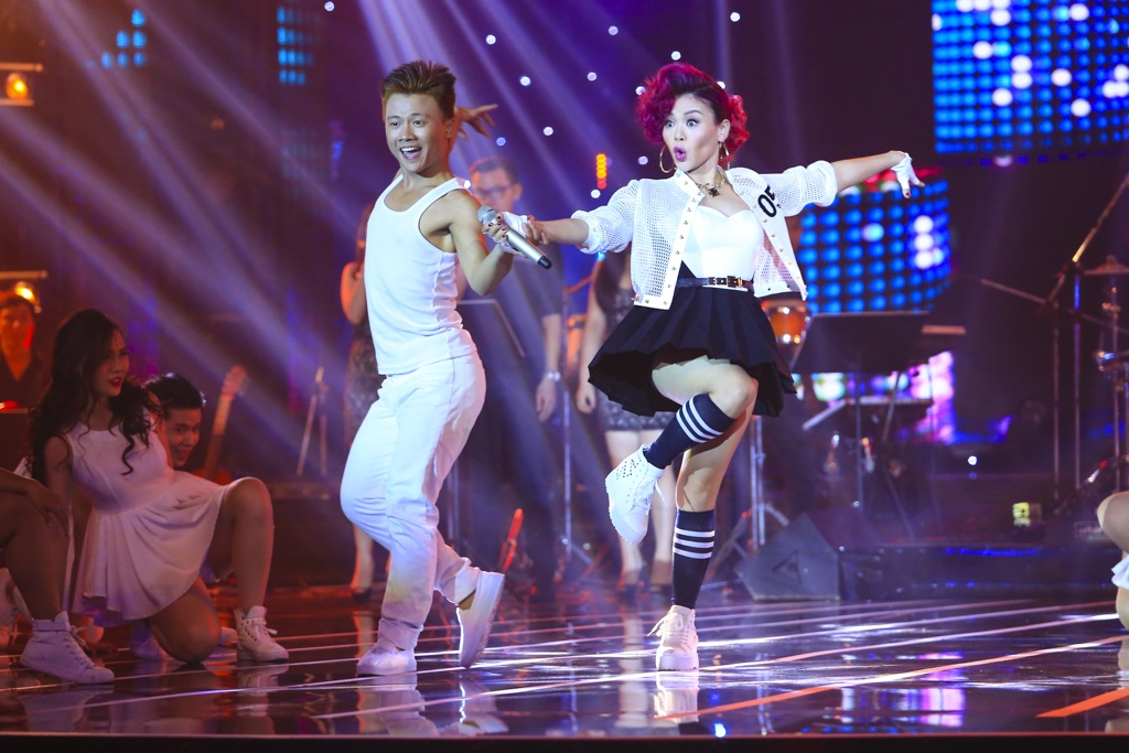 Tiếp tục với latin, cô chọn ca khúc Let’s get loud. Cựu thành viên Ba con mèo đánh giá: “Chị nghĩ bài đầu tiên của em tốt hơn bài thứ 2. Có vẻ những ca khúc tiếng Anh không phải là sở trường của em. Em chỉ tỏa sáng ở những phần hát cao”.