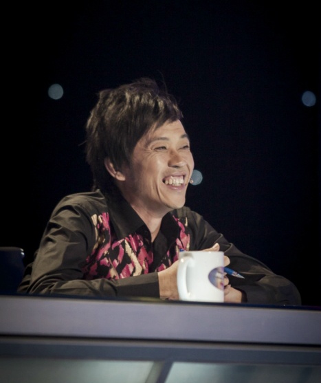 Hoài Linh vẫn còn bận cười sặc sụa: “Em là quỷ chứ không phải người phàm nên mới nghĩ ra những ý tưởng điên rồ thế này. Đối với em giống hay không, không quan trọng, em biết chắc làm không giống nên em phá luôn, quậy tới bến”.