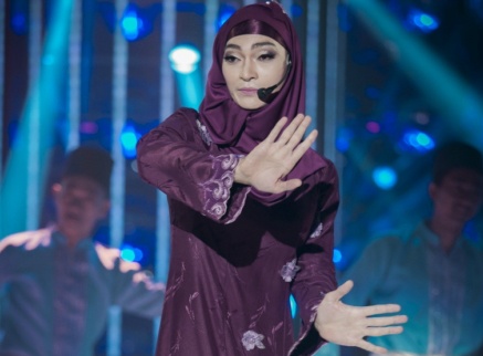Hoai Linh om bung cuoi vi man gia gai cua Khuong Ngoc hinh anh